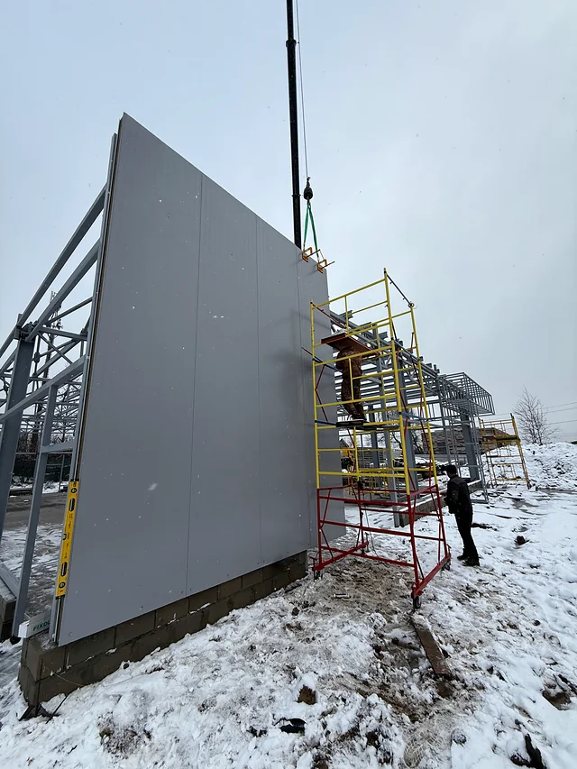 Подъём стеновой панели магазина в Жилино